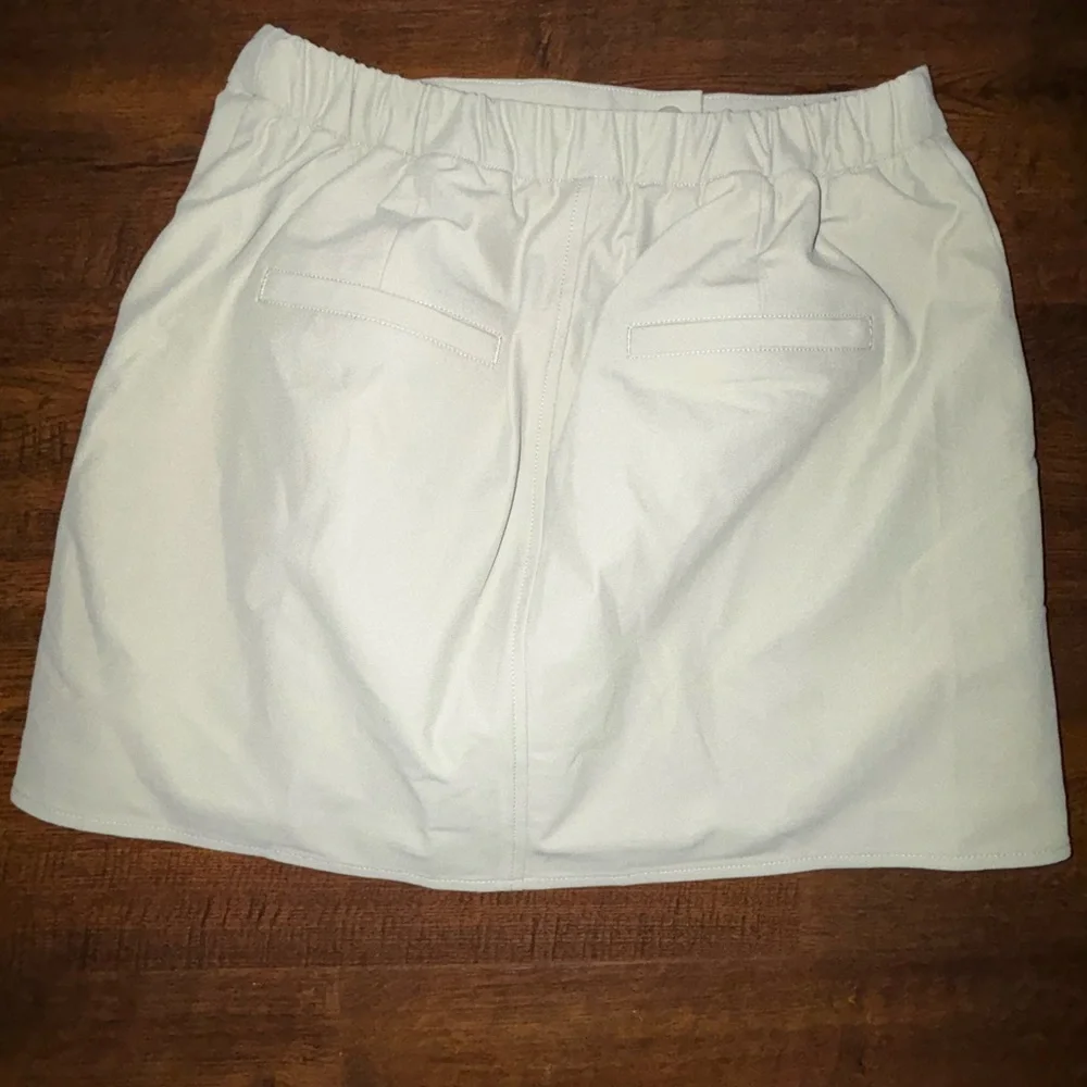 ALO | LIGHT GREEN HIGH SPEED MINI SKIRT IN LIMESTONE | XS